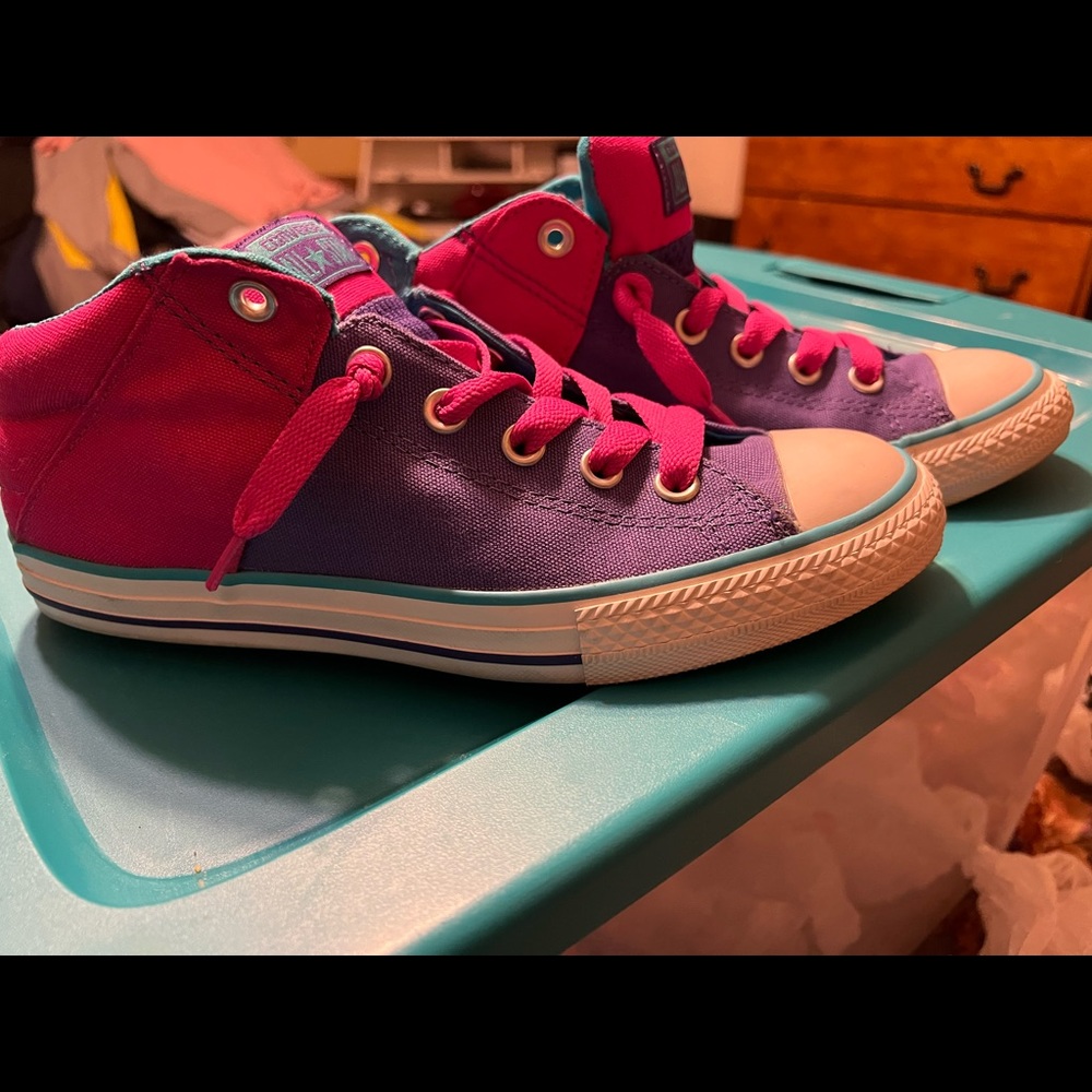 Chuck Taylor converse is youth size 8 fuchsia/teal